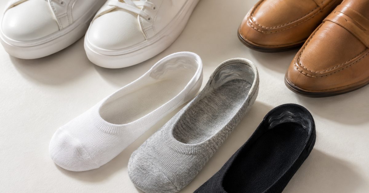 Custom Socks MOQ, Pricing Structure, and Landed-Cost Controls for B2B Buyers